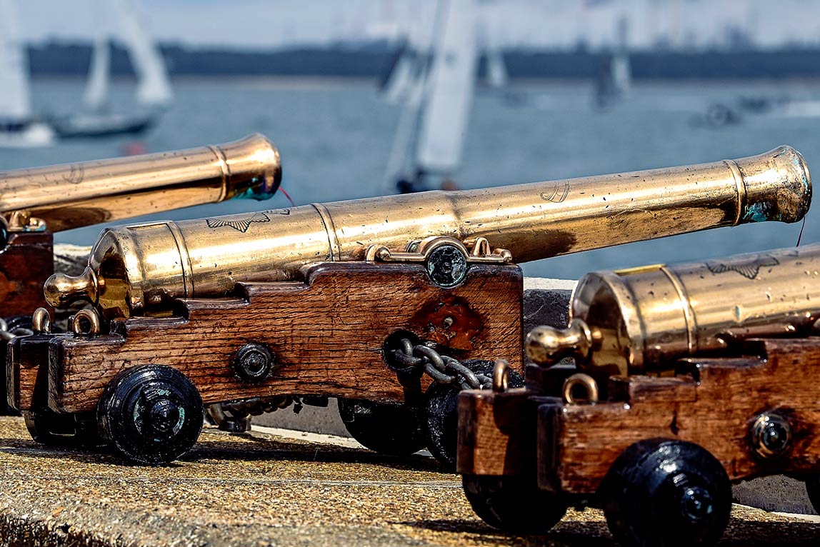 Cowes Week: Short postponement ahead of sea breeze