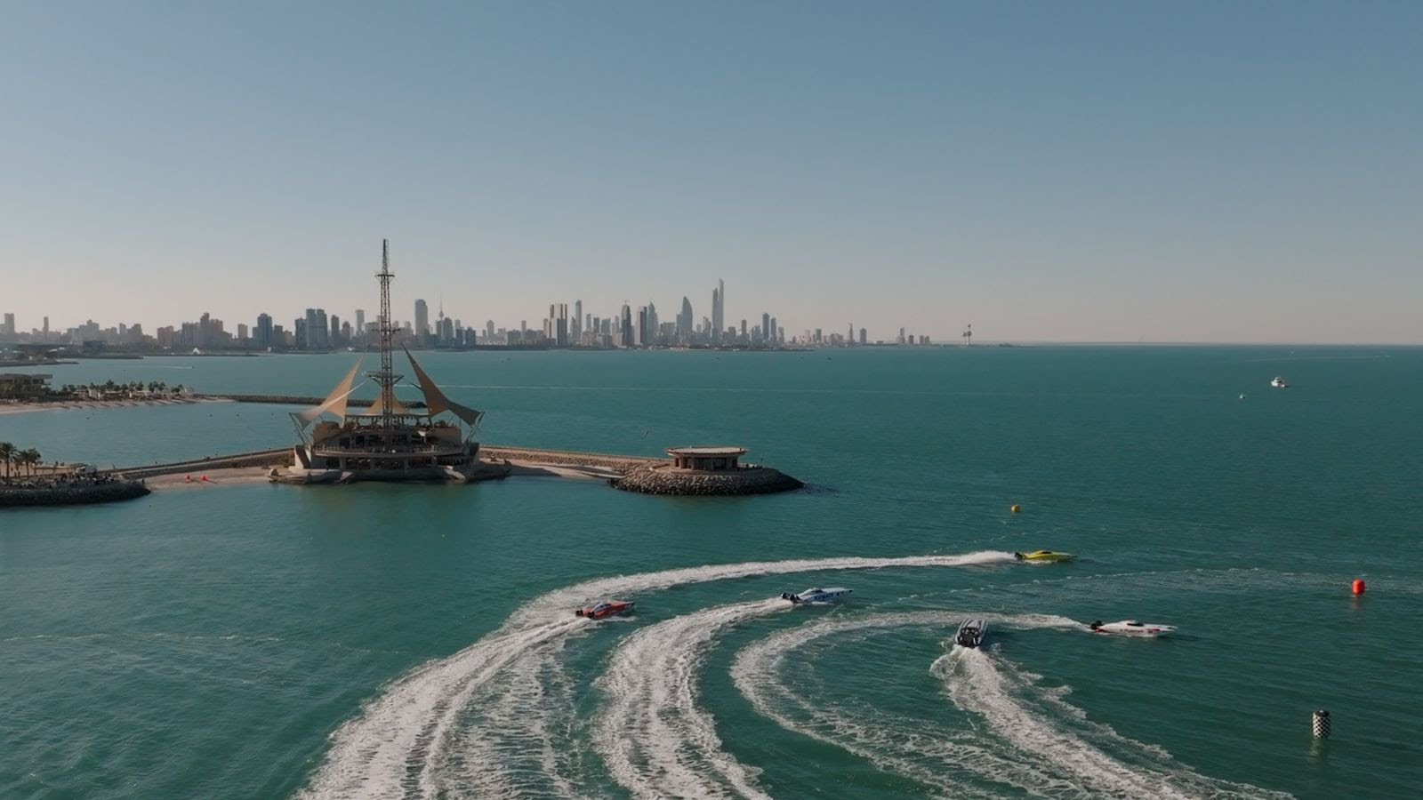 A spectacular day of UIM XCAT powerboating in Kuwait