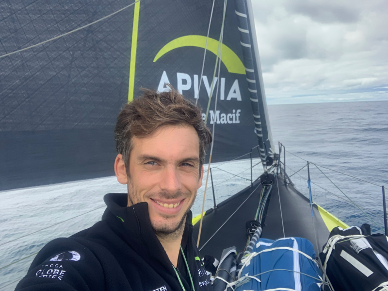 Ruyant cuts foil and is back in race mode, Thomson gives chase