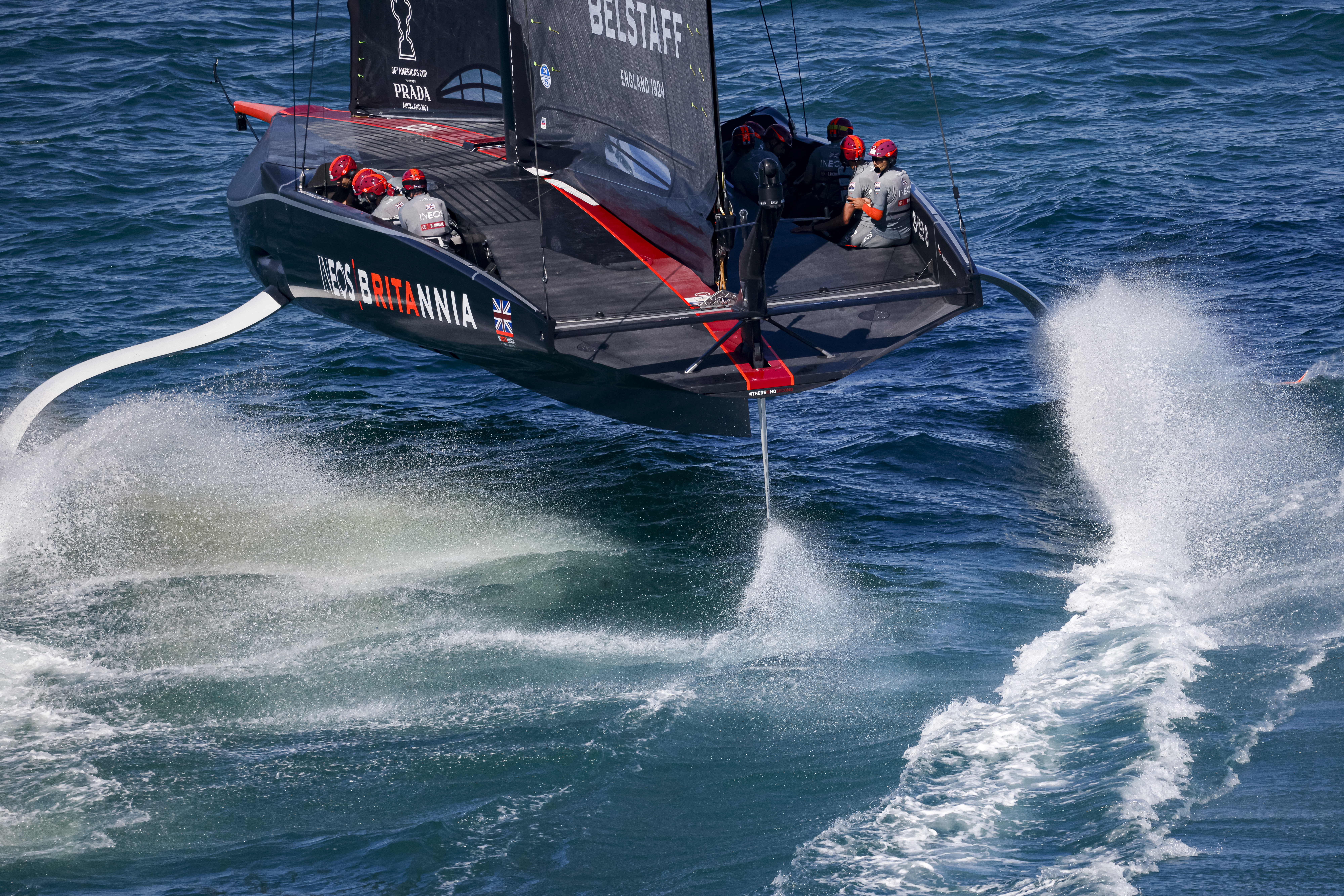  Luna Rossa takes 2 wins in PRADA Cup Final Day 1